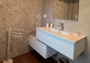 Douche, sĂšche-cheveux, bidet, serviettes fournies