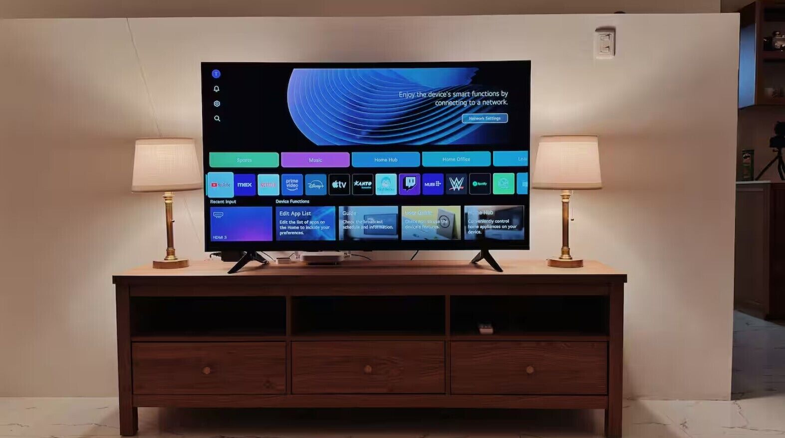 Un televisor sobre un soporte de madera con una interfaz de menú.