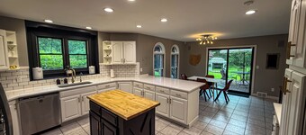 Modern Ranch in Hubbard with arcade, game room, gym, sauna & MORE!