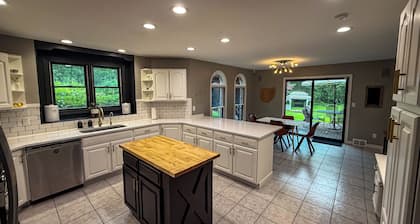 Modern Ranch in Hubbard with arcade, game room, gym, sauna & MORE!