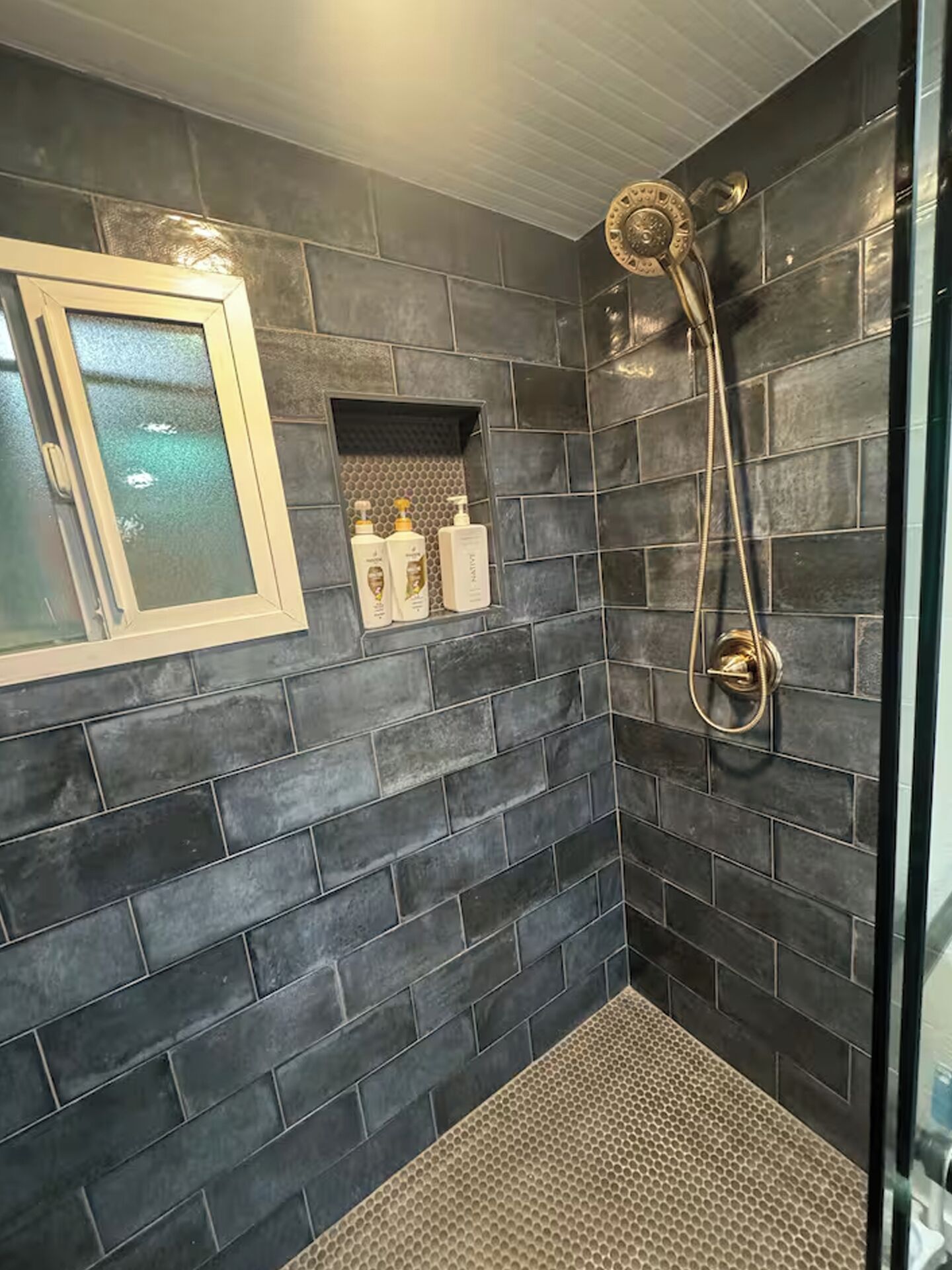 Douche, sèche-cheveux, serviettes fournies, savon