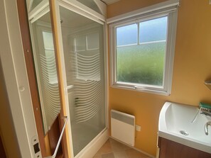 シャワー、石鹸、トイレットペーパー