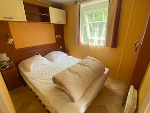 2 bedrooms, travel cot, WiFi