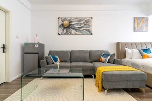 Smart TV - Luxury Haven in Kilimani with Pool,Gym and mini Markt (Nairobi)