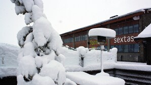 A snow-covered outdoor area with a sign for 'Sextas' and a bench. - Snö Apartamentos Escarrilla (Sallent de Gallego)
