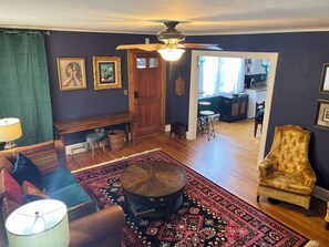 Smart TV, video games, books, stereo - Unique and charming bungalow 5 min to DT, SRT, TR with clawfoot tub (Greenville)