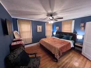 2 bedrooms, desk, iron/ironing board, travel crib - Unique and charming bungalow 5 min to DT, SRT, TR with clawfoot tub (Greenville)