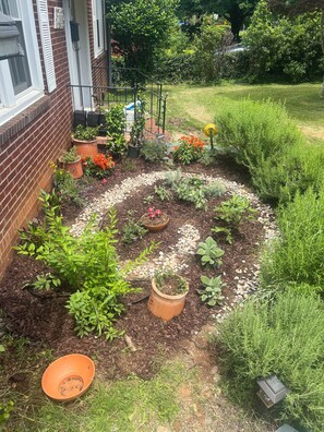 Property grounds - Unique and charming bungalow 5 min to DT, SRT, TR with clawfoot tub (Greenville)