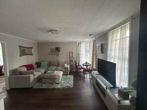 Smart TV - Second story Apartment with Castle View (Saint Joseph)
