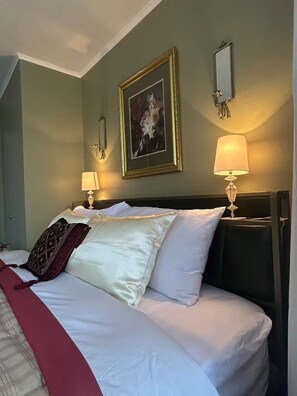 2 bedrooms, desk, iron/ironing board, WiFi - Second story Apartment with Castle View (Saint Joseph)