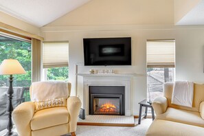 TV, fireplace, ping pong, books - Main Channel Condo w/ Pool Access in Osage Beach (Osage Beach)