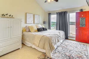 2 bedrooms, iron/ironing board, Internet, bed sheets - Main Channel Condo w/ Pool Access in Osage Beach (Osage Beach)