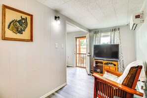 TV, books - 4 Mi to Rio Grande: Bosque Farms Home w/ Patio! (Bosque Farms)