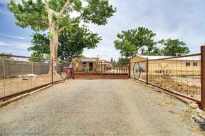 Property grounds - 4 Mi to Rio Grande: Bosque Farms Home w/ Patio! (Bosque Farms)