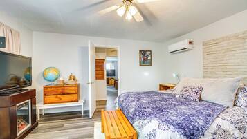 1 quarto, escrivaninha, ferros/tábuas de passar roupa, acesso à internet