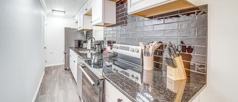 Fridge, microwave, stovetop, dishwasher