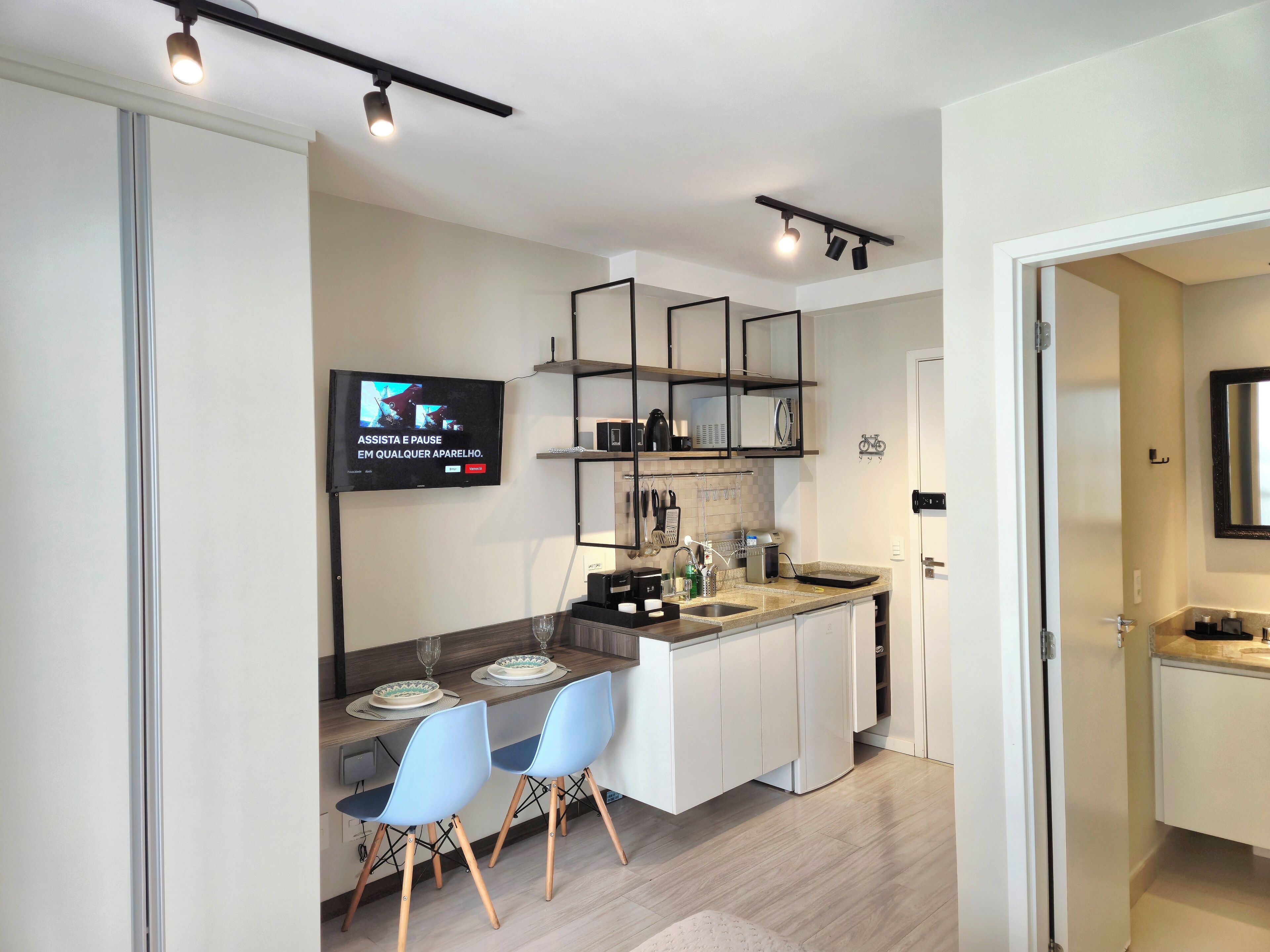 Frigobar, micro-ondas, cooktop, talheres/pratos/utensílios de cozinha