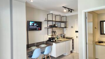 Frigobar, micro-ondas, cooktop, talheres/pratos/utensílios de cozinha