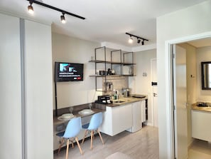 Mini-fridge, microwave, stovetop, cookware/dishes/utensils - Aurora 104 - Estilo e conforto em SP (Sao Paulo)