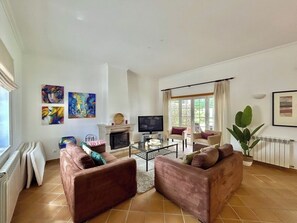 Télévision, cheminée