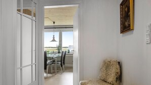Habitación con vista a un comedor al aire libre, un radiador y un sillón mullido.