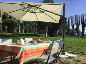Outdoor dining - Normandy cottage renovated in 2024, near Honfleur (Genneville)