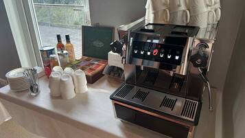 Bữa sáng buffet hàng ngày (18 EUR/mỗi người)