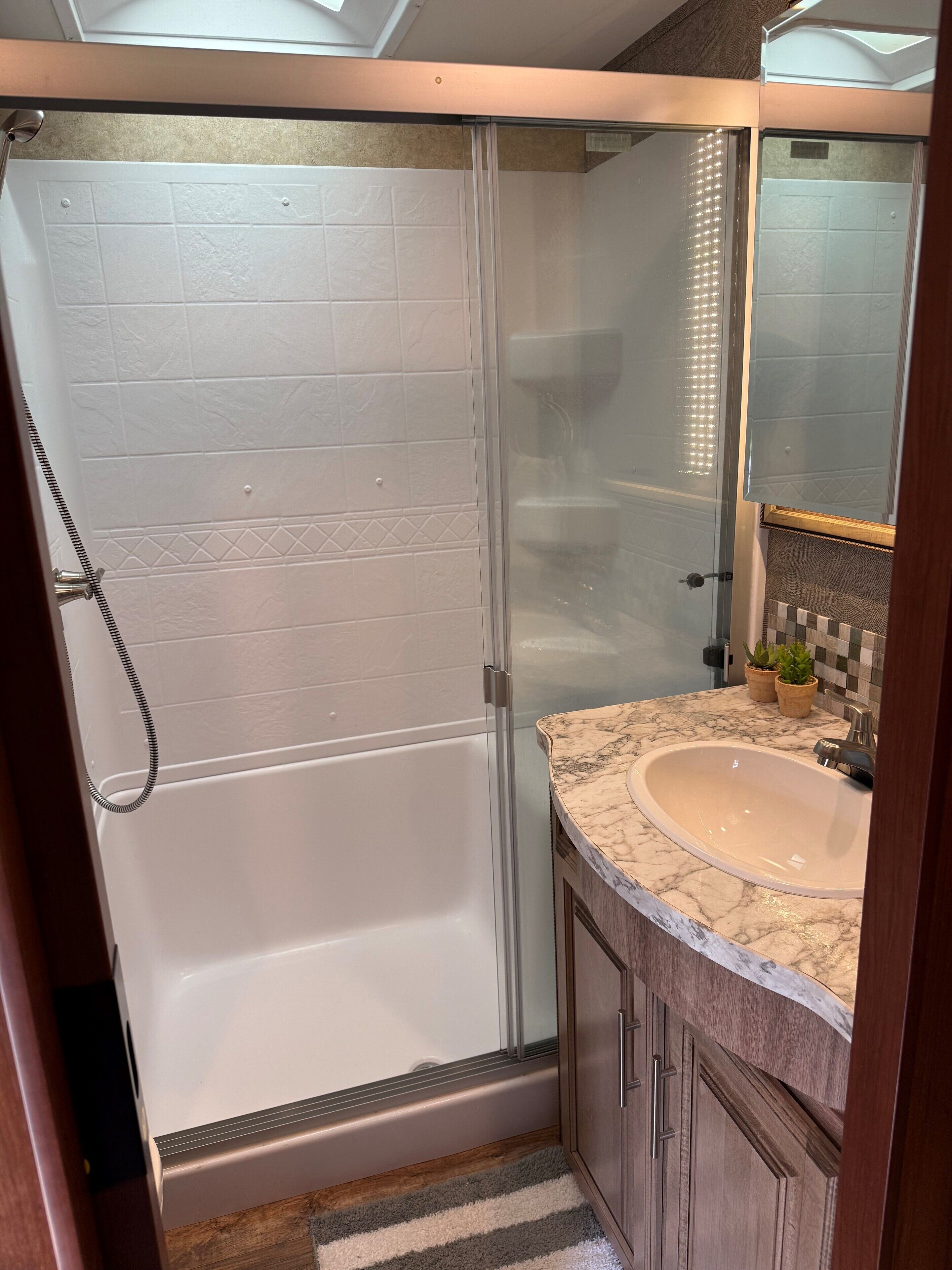 Ducha, toallas, jabón y papel higiénico