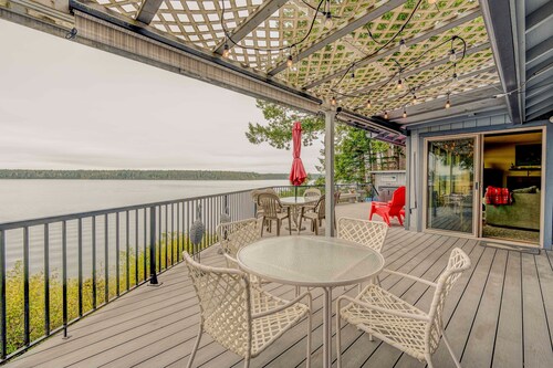 Sunset Beach Cottage: private hot tub & kayaks