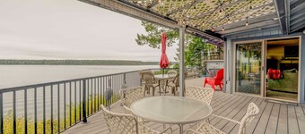 Sunset Beach Cottage: private hot tub & kayaks