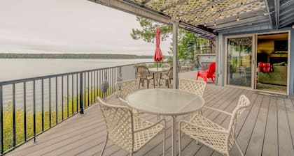 Sunset Beach Cottage: private hot tub & kayaks