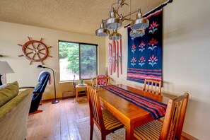 Interior - Sunset Beach Cottage: private hot tub & kayaks (Shelton)