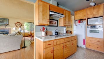 Een koelkast, een magnetron, een oven, een kookplaat