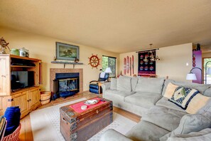 TV, fireplace, books - Sunset Beach Cottage: private hot tub & kayaks (Shelton)