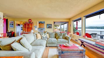 Televisio, takka, kirjoja