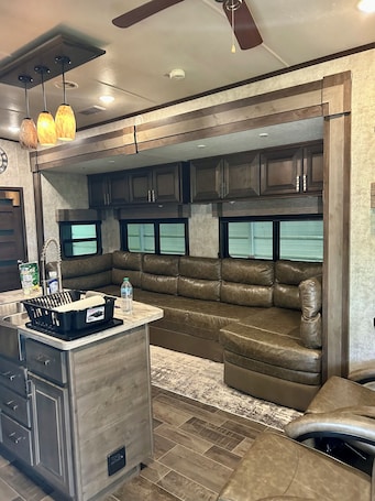 Interior. Cozy 2-bedroom mobile home in front of lake pleasant.