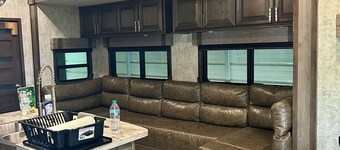 Cozy 2-bedroom mobile home in front of lake pleasant.