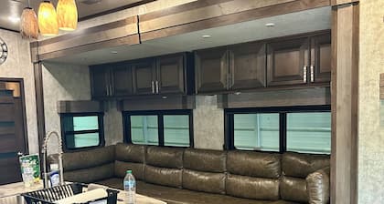 Cozy 2-bedroom mobile home in front of lake pleasant.