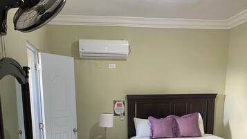 مكواة/لوح كي وخدمة الإنترنت وملاءات أسرّة