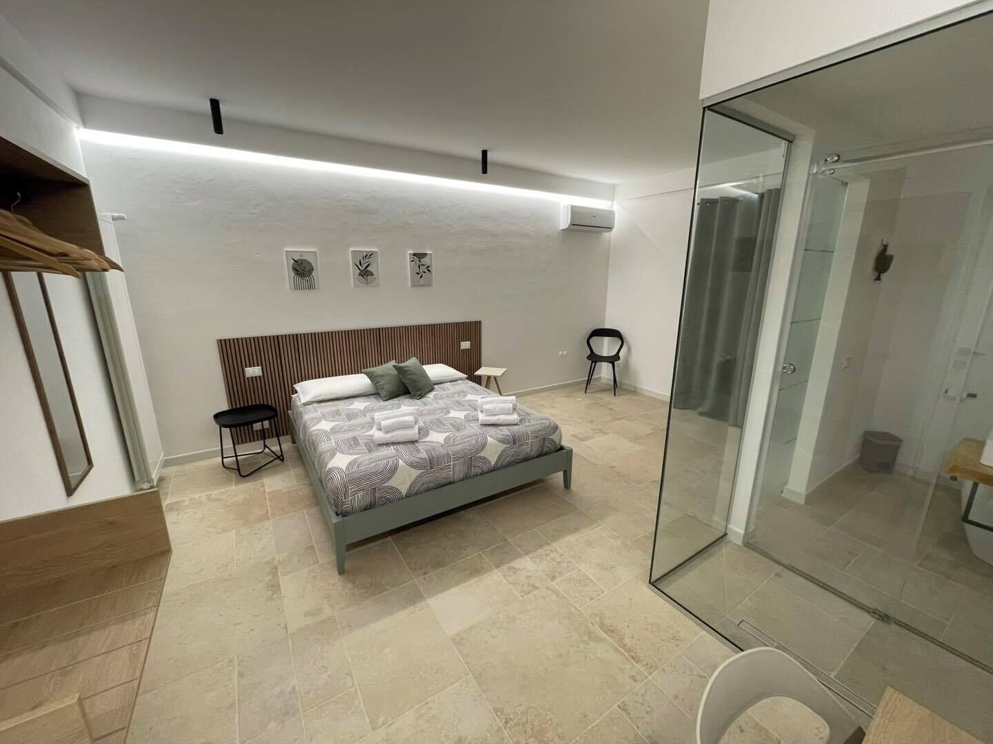 1 soverom, skrivebord, wi-fi (inkludert) og sengetøy