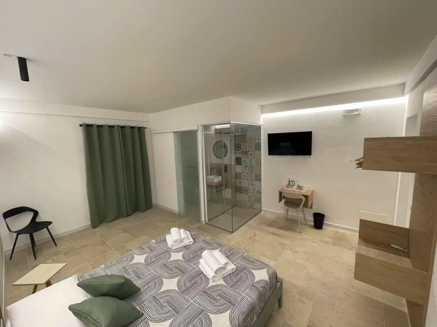 1 soverom, skrivebord, wi-fi (inkludert) og sengetøy