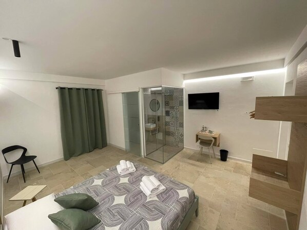 1 bedroom, desk, free WiFi, bed sheets