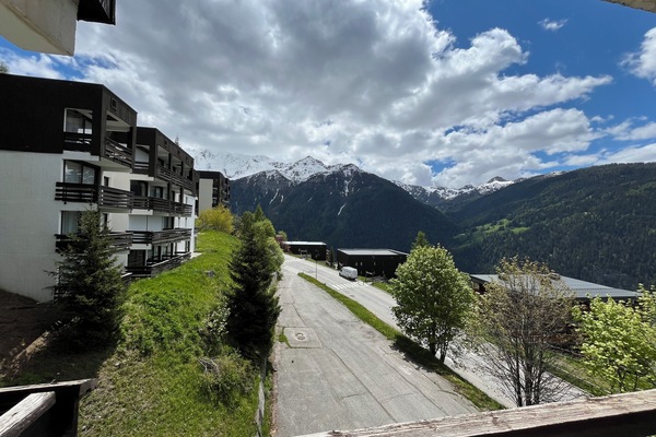 exposition plein sud , avec vue montagne et visibilité parking de la résidence