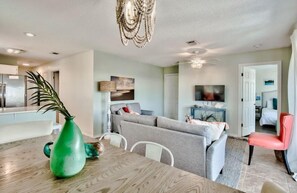 Appart'hôtel, plusieurs lits (Beachside Villas 931- Mellow Waves) | Coin séjour