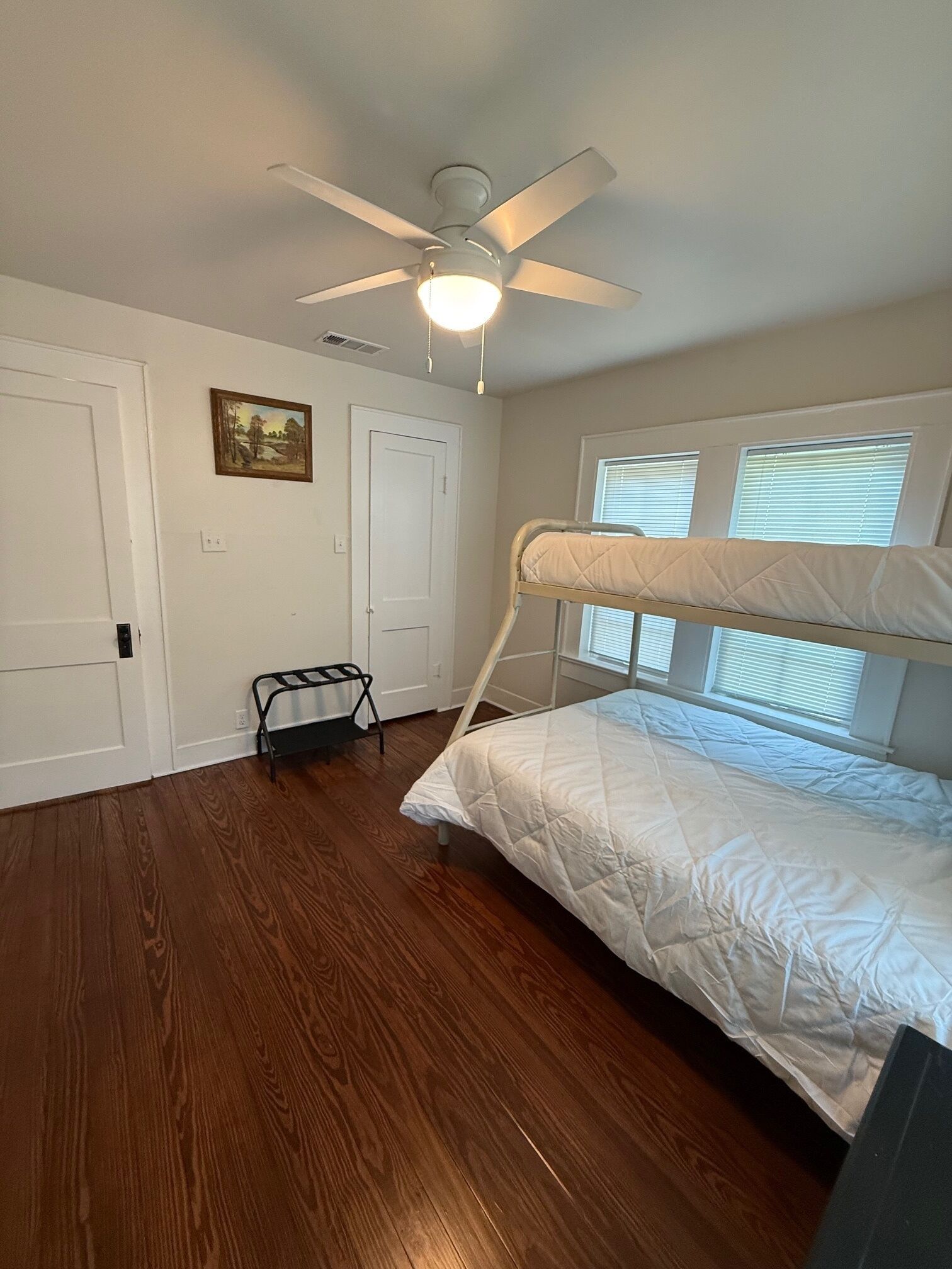 2 habitaciones, tabla de planchar con plancha, wifi y ropa de cama 