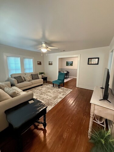 Charming 2-bedroom bungalow in downtown Gatesville with AC, WiFi