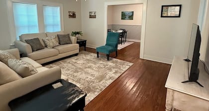 Charming 2-bedroom bungalow in downtown Gatesville with AC, WiFi