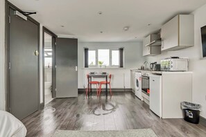 Micro-ondes, four, plaque de cuisson