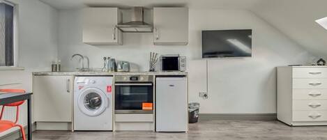 Microondas, horno y placa de cocina