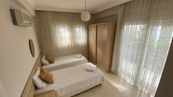 3 bedrooms, in-room safe, iron/ironing board, travel cot